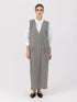 Ärmelloses, locker geschnittenes Kleid mit tiefem V-Ausschnitt und Pattentaschen sowie einem langen Seitenschlitz auf der Vorderseite. Hergestellt aus nachhaltigen Fasern.