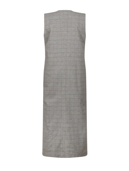 Ärmelloses, locker geschnittenes Kleid mit tiefem V-Ausschnitt und Pattentaschen sowie einem langen Seitenschlitz auf der Vorderseite. Hergestellt aus nachhaltigen Fasern.