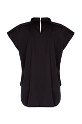 Schwarze, ärmellose Bluse mit Flügelkragen und Knöpfen auf der Vorderseite neben der Seitennaht.