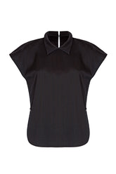 Schwarze, ärmellose Bluse mit Flügelkragen und Knöpfen auf der Vorderseite neben der Seitennaht.