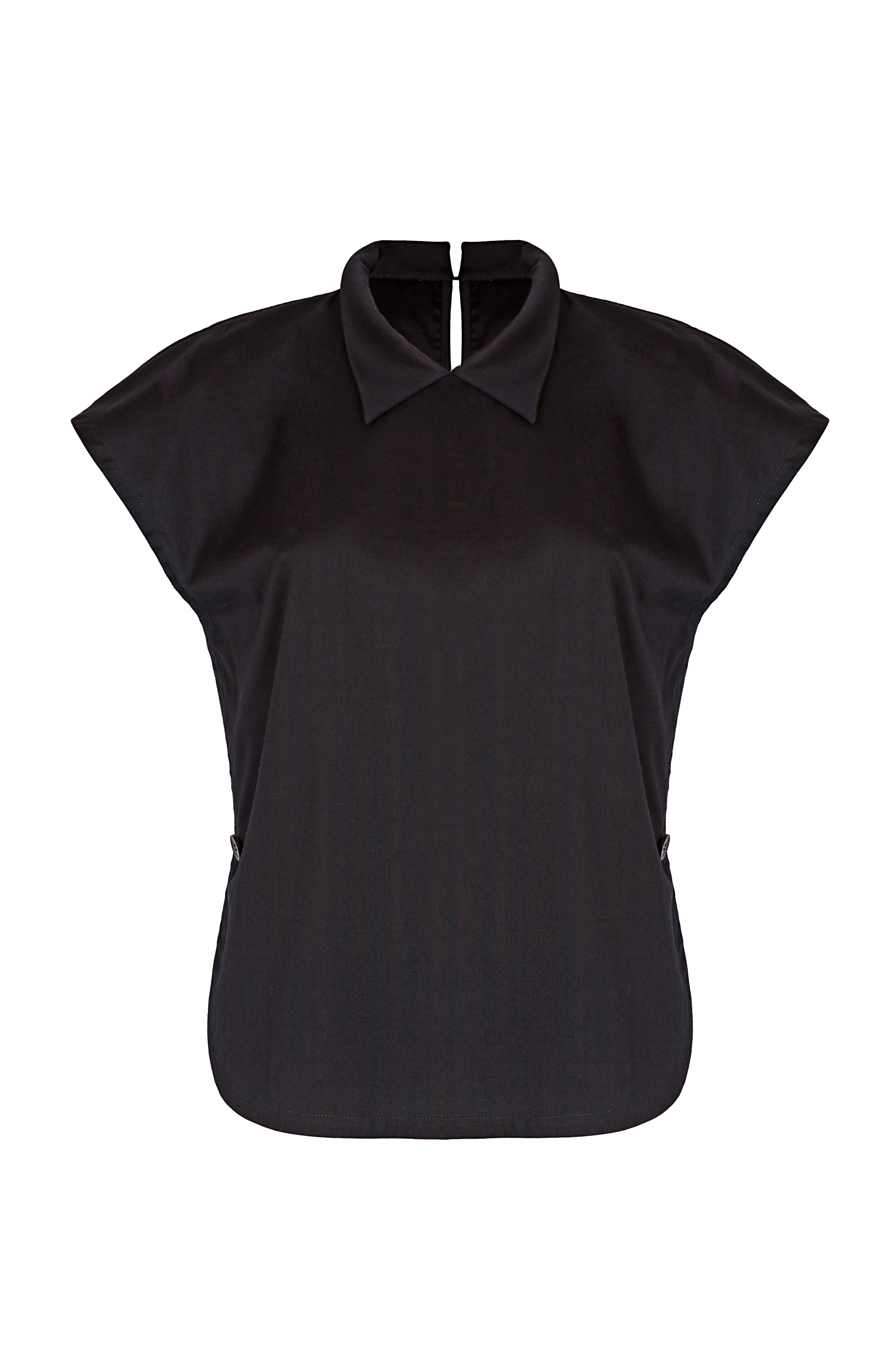 Schwarze, ärmellose Bluse mit Flügelkragen und Knöpfen auf der Vorderseite neben der Seitennaht.