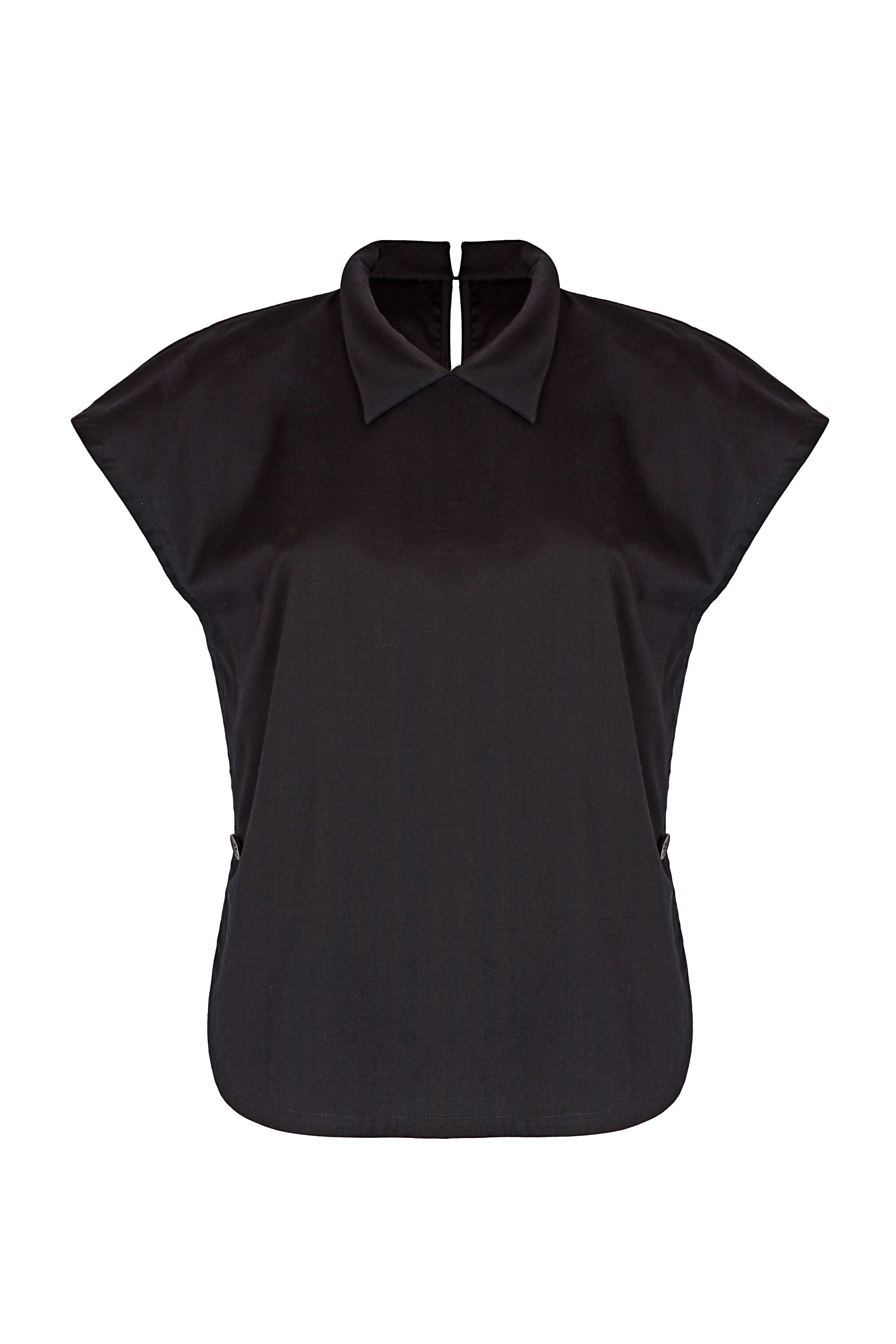 Schwarze, ärmellose Bluse mit Flügelkragen und Knöpfen auf der Vorderseite neben der Seitennaht.