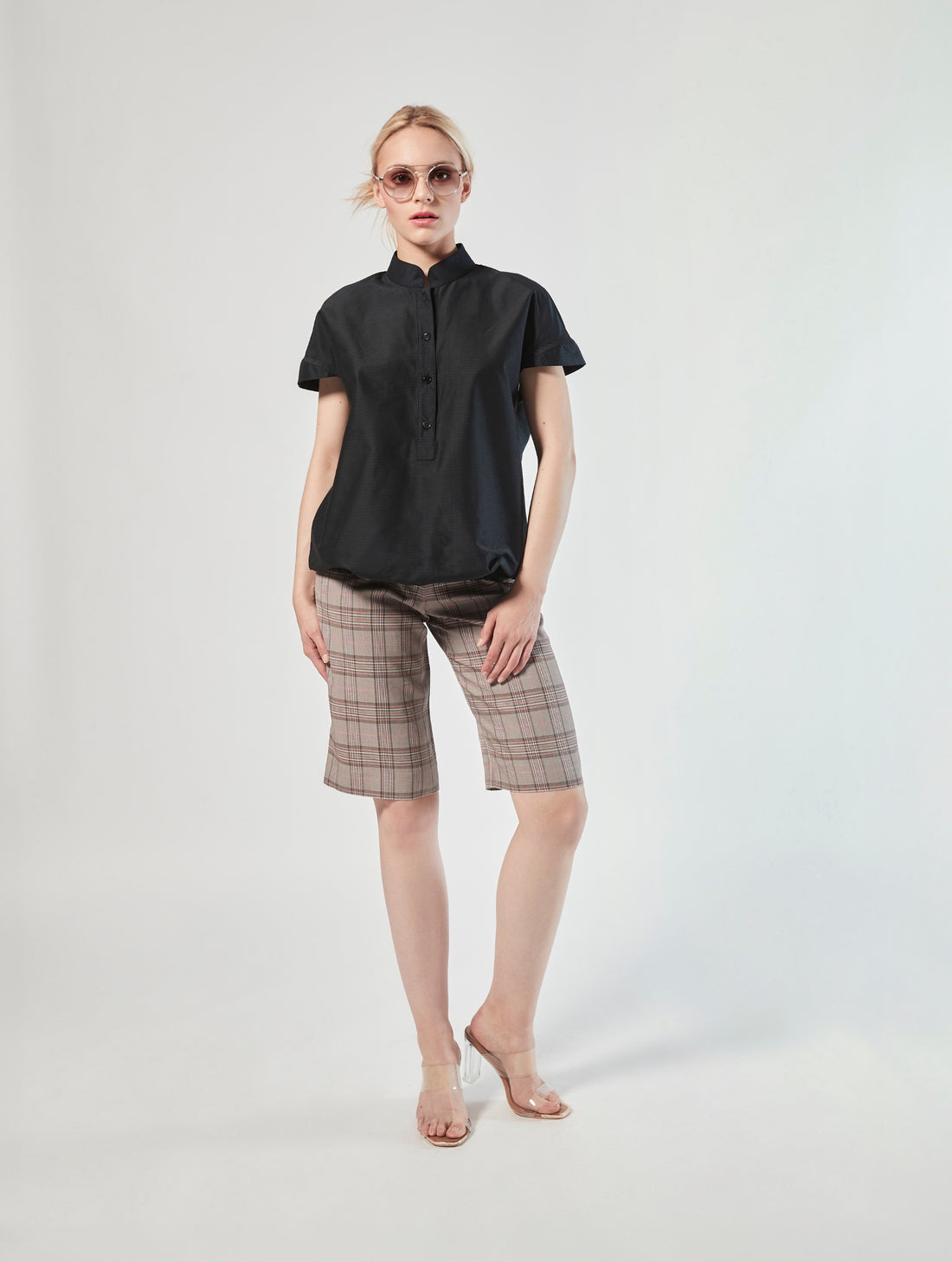 Bluse aus 100% feiner Baumwolle, kleinem Stehkragen, verkürzter Knopfleiste und einem elastischem Bund am Saumende.