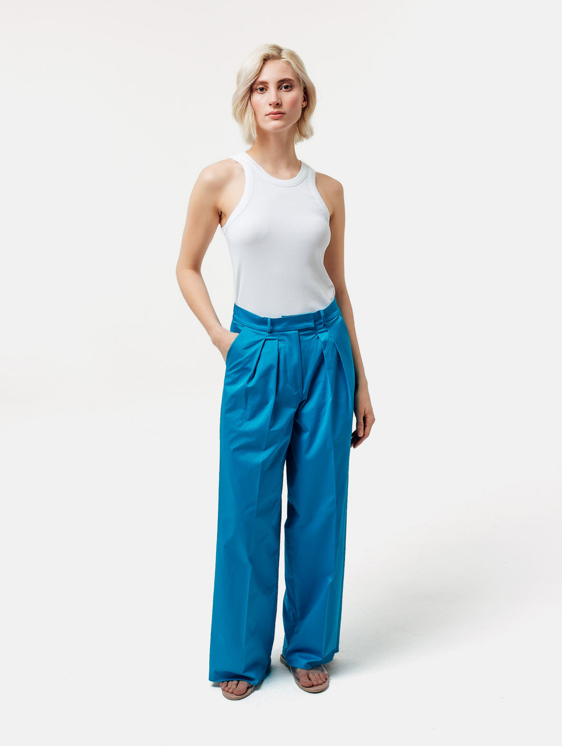 Lockersitzende Baumwollhose in Cyanblau mit weitem Bein und bequemer Passform. Der Hochbund sorgt für eine schmeichelhafte Silhouette.