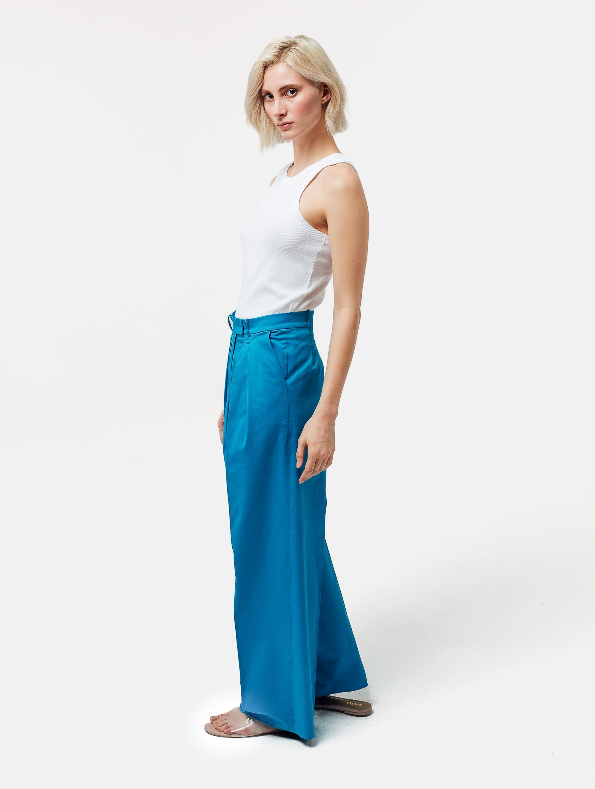 Lockersitzende Baumwollhose in Cyanblau mit weitem Bein und bequemer Passform. Der Hochbund sorgt für eine schmeichelhafte Silhouette.