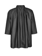 Edle, schwarze Baumwollbluse mit Stehkragen, Raglanärmeln und Smok-Details