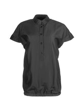 Bluse aus 100% feiner Baumwolle, kleinem Stehkragen, verkürzter Knopfleiste und einem elastischem Bund am Saumende