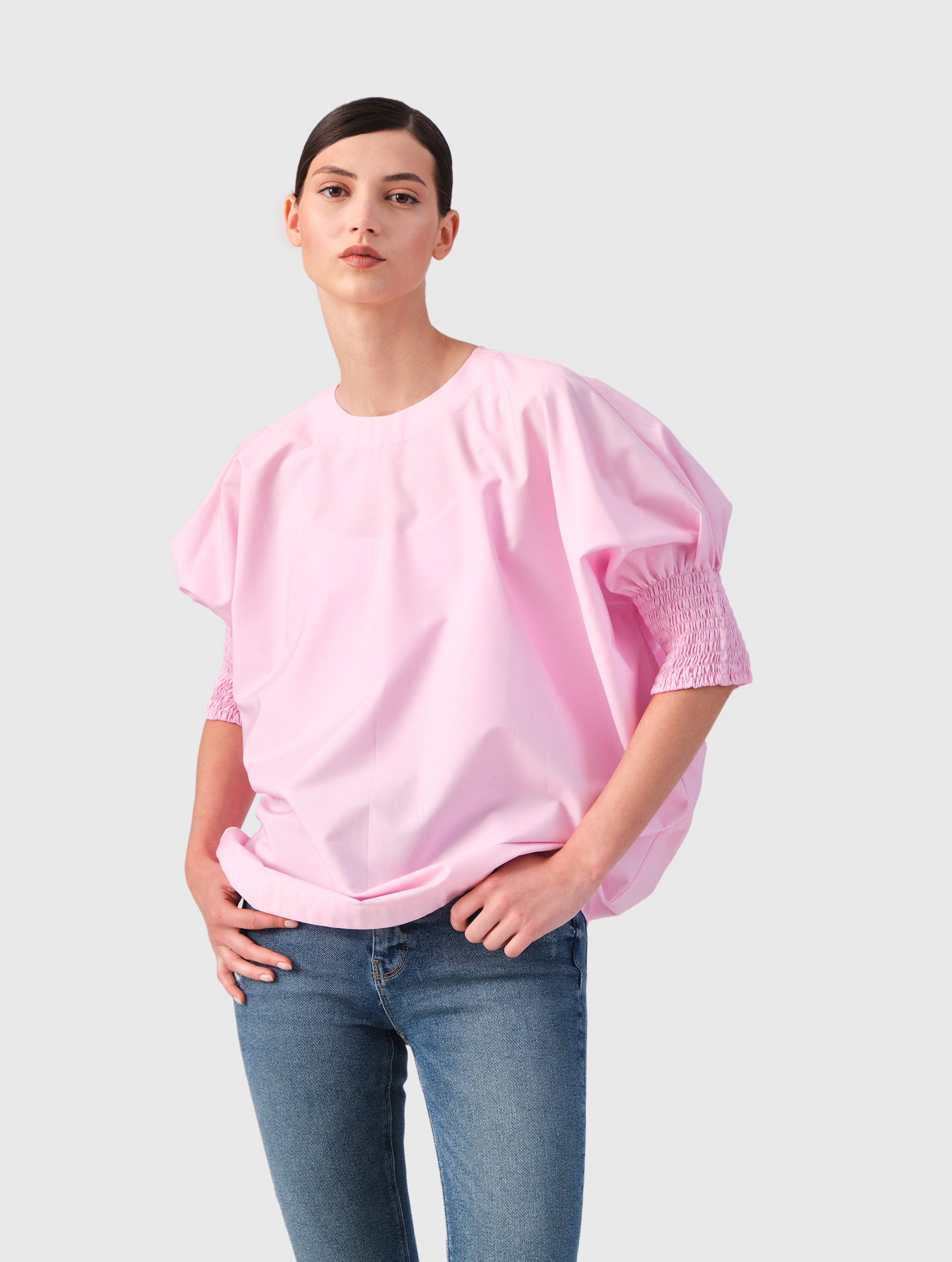 Locker sitzende Bluse mit elastischen Bündchen an den Ärmelenden. 