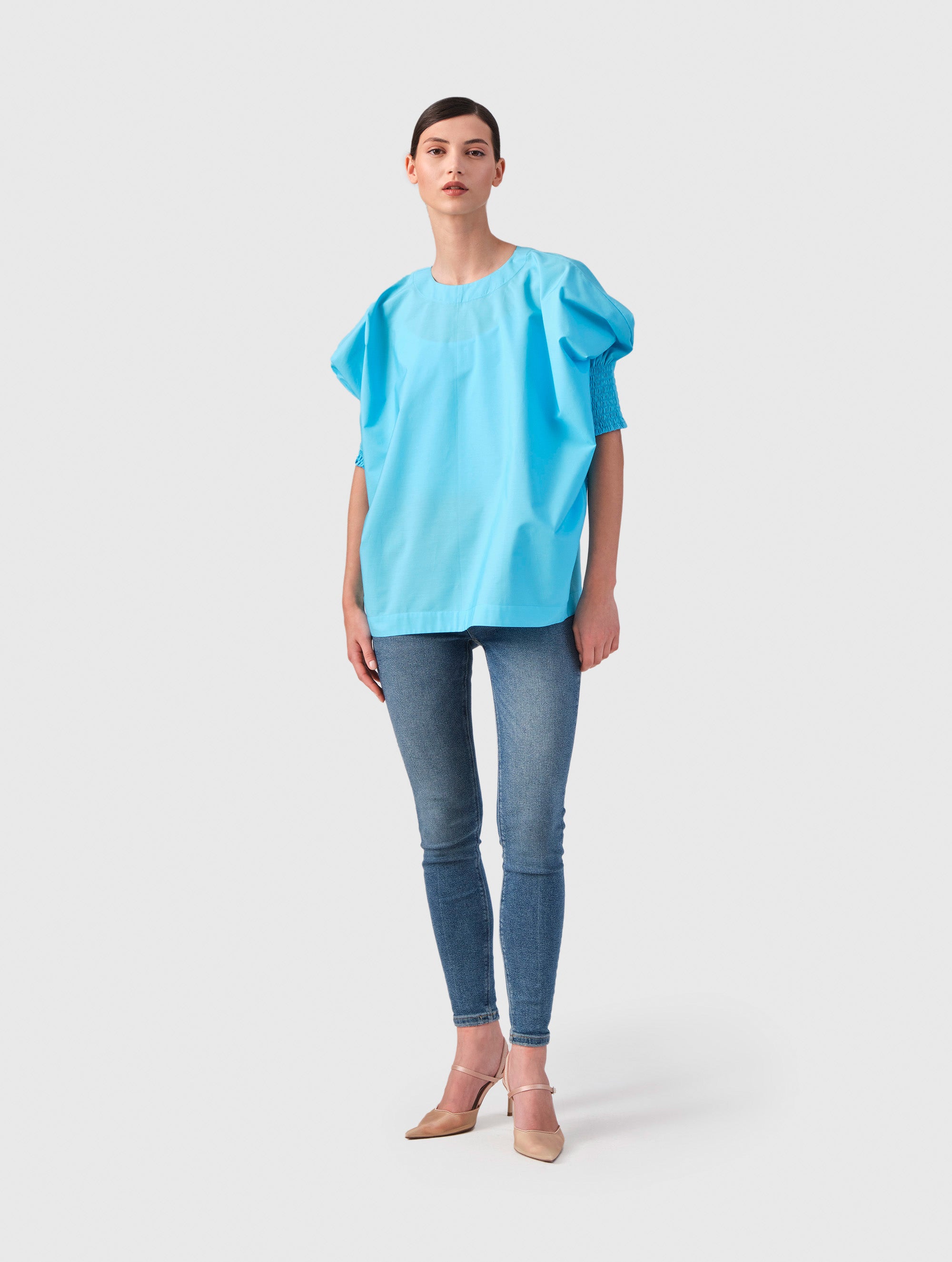 Locker sitzende Bluse mit elastischen Bündchen an den Ärmelenden. 