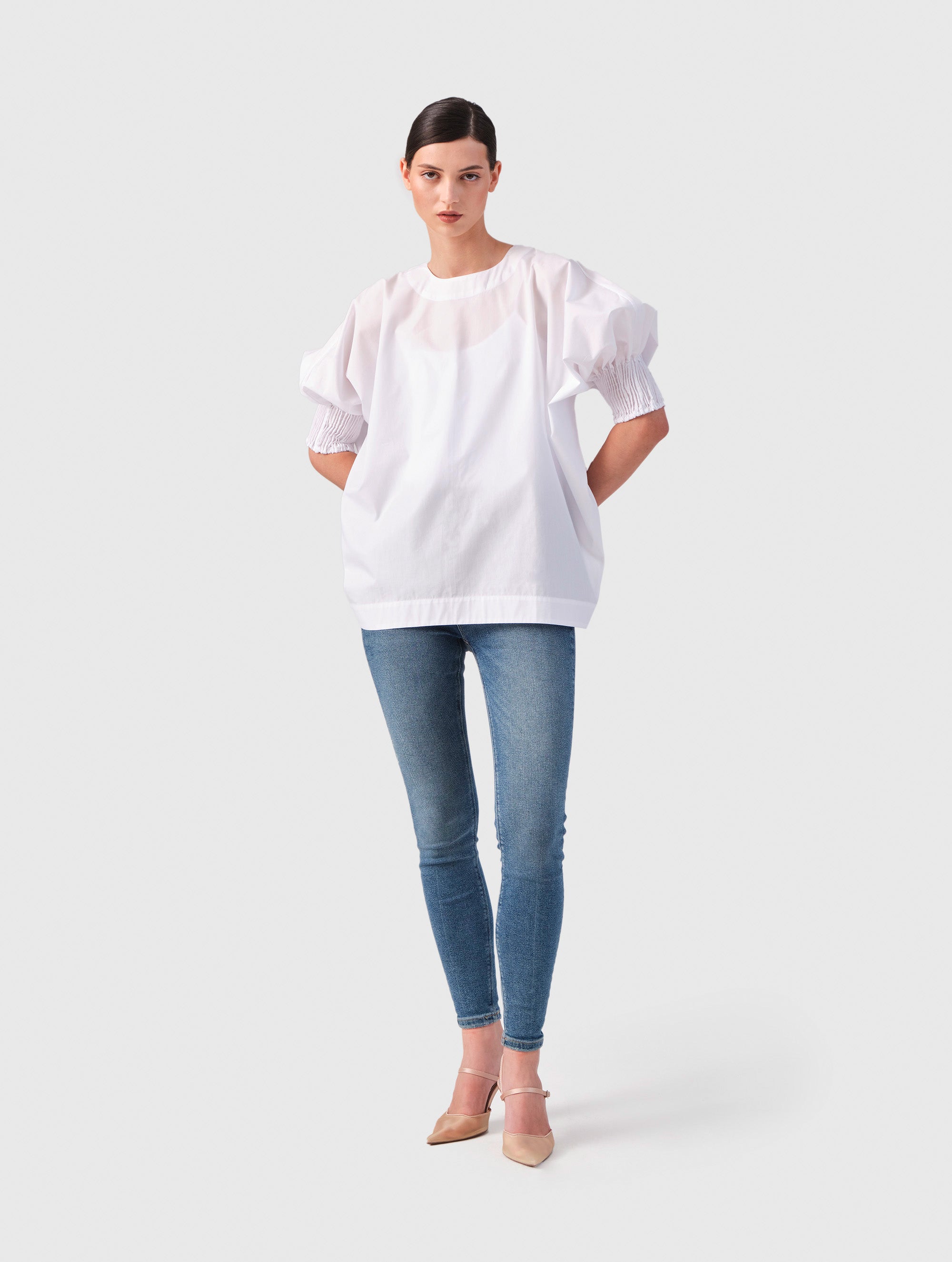 Locker sitzende Bluse mit elastischen Bündchen an den Ärmelenden. 