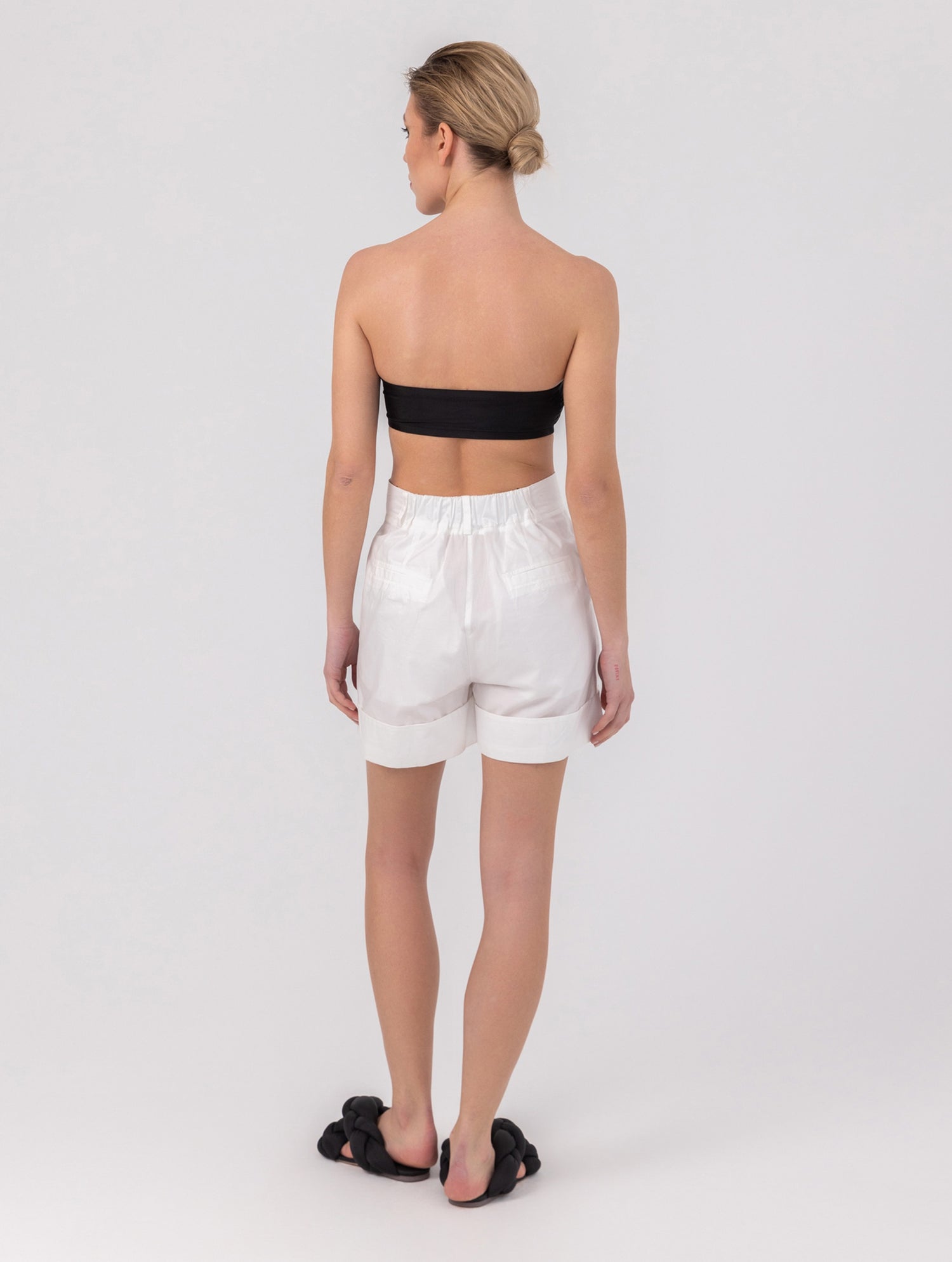 Locker geschnittene Shorts aus Premium Baumwolle und Eingriffstaschen an den Seiten