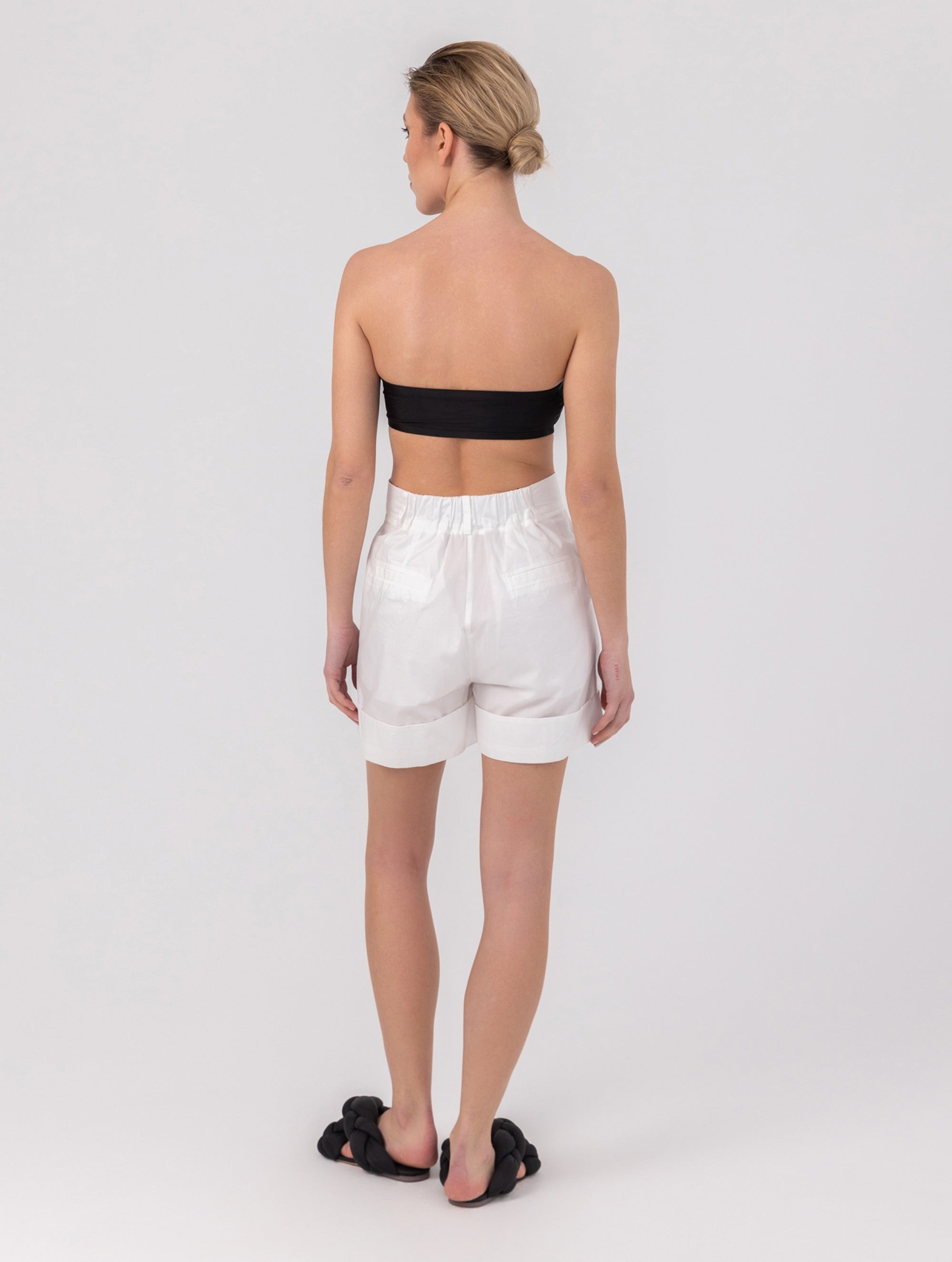 Locker geschnittene Shorts aus Premium Baumwolle und Eingriffstaschen an den Seiten