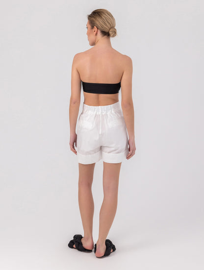 Locker geschnittene Shorts aus Premium Baumwolle und Eingriffstaschen an den Seiten