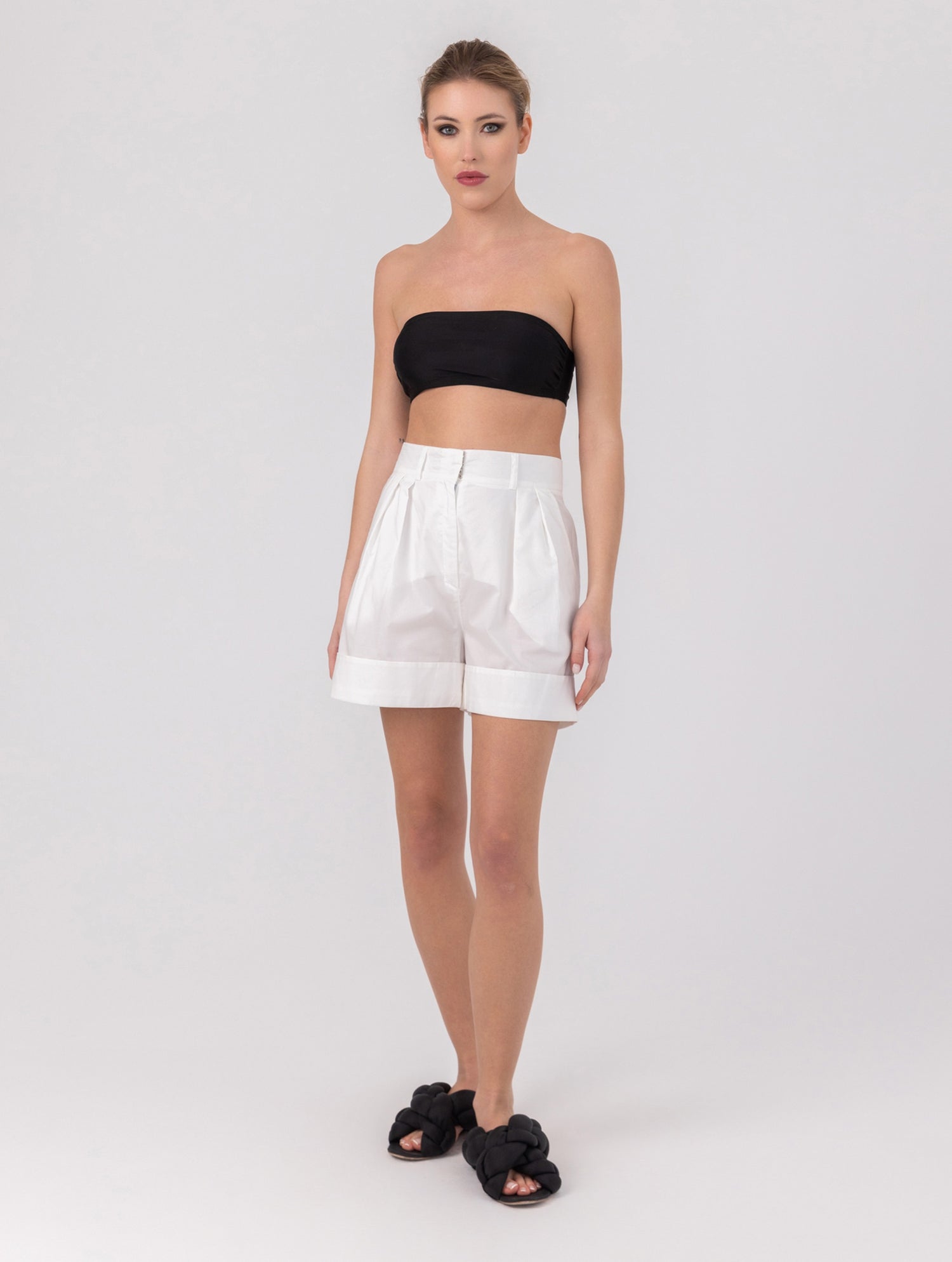 Locker geschnittene Shorts aus Premium Baumwolle und Eingriffstaschen an den Seiten