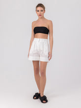Locker geschnittene Shorts aus Premium Baumwolle und Eingriffstaschen an den Seiten