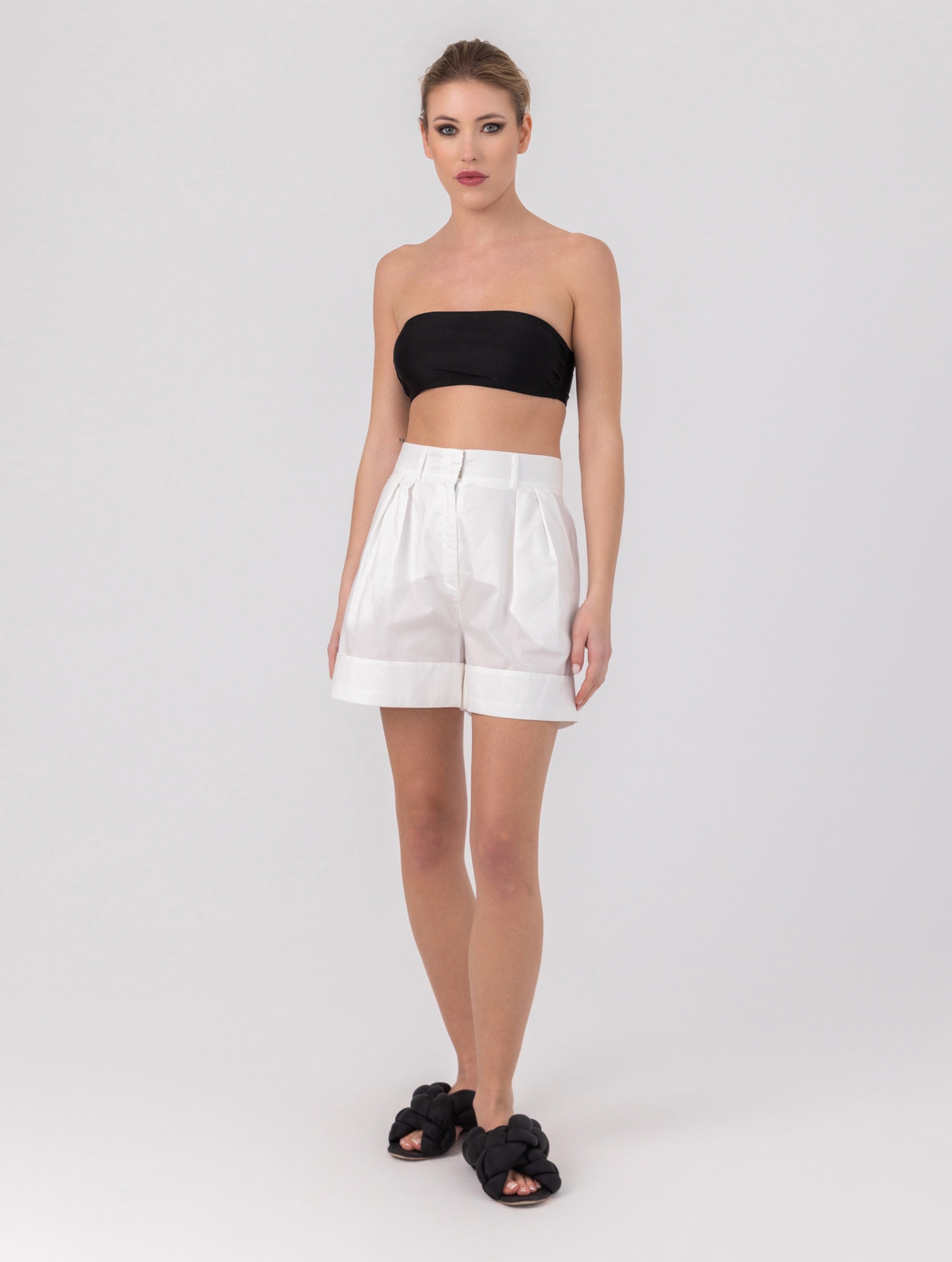 Locker geschnittene Shorts aus Premium Baumwolle und Eingriffstaschen an den Seiten