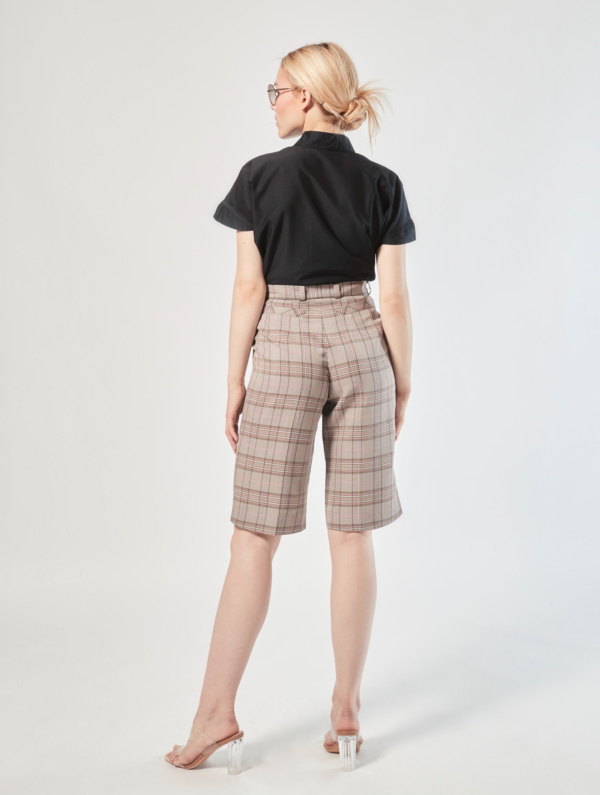 Bermuda aus weichem Viskose-Leinen-Mix in elegantem High-Waist Schnitt, seitlichen Eingriffstaschen und langen Abnähern auf der Vorderseite