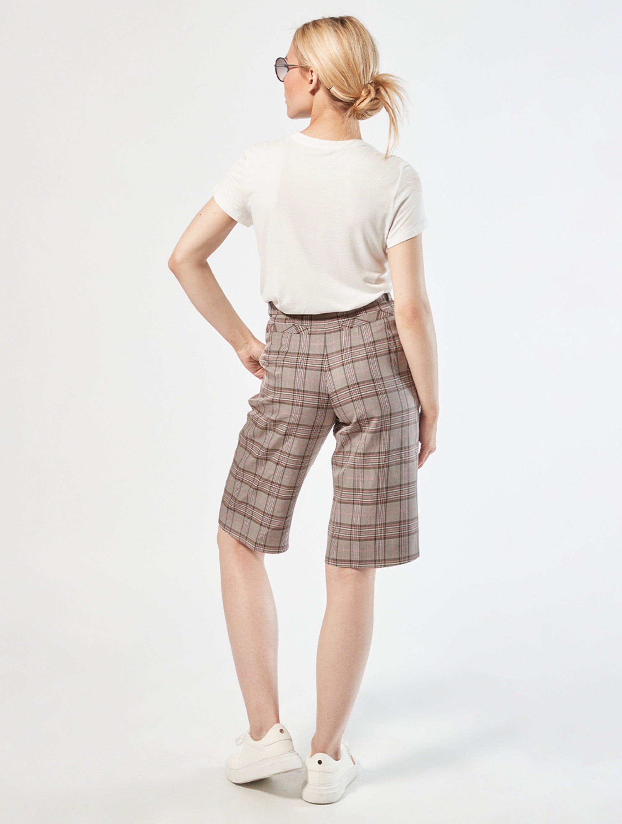 Bermuda aus weichem Viskose-Leinen-Mix in elegantem High-Waist Schnitt, seitlichen Eingriffstaschen und langen Abnähern auf der Vorderseite