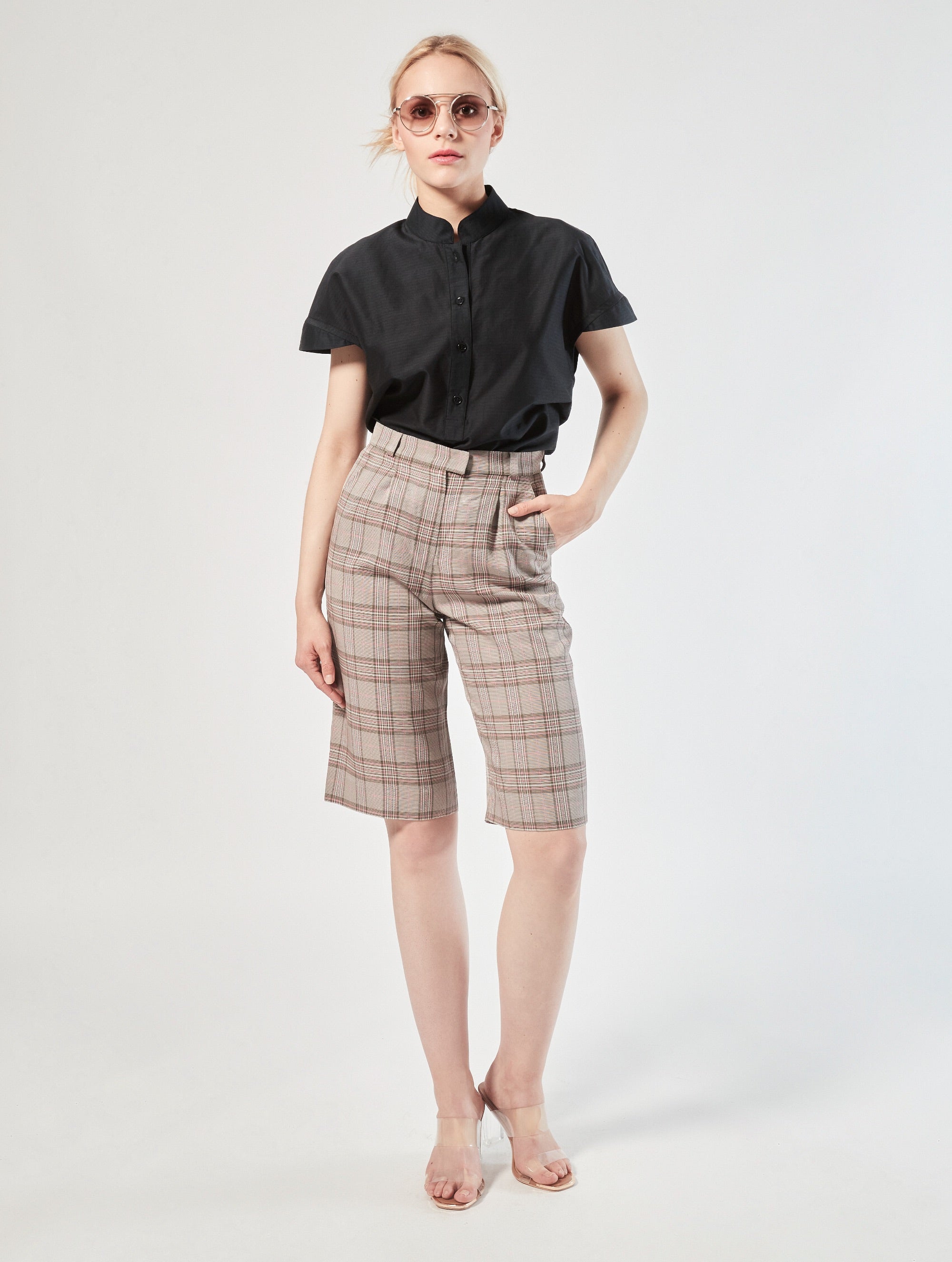 Bermuda aus weichem Viskose-Leinen-Mix in elegantem High-Waist Schnitt, seitlichen Eingriffstaschen und langen Abnähern auf der Vorderseite