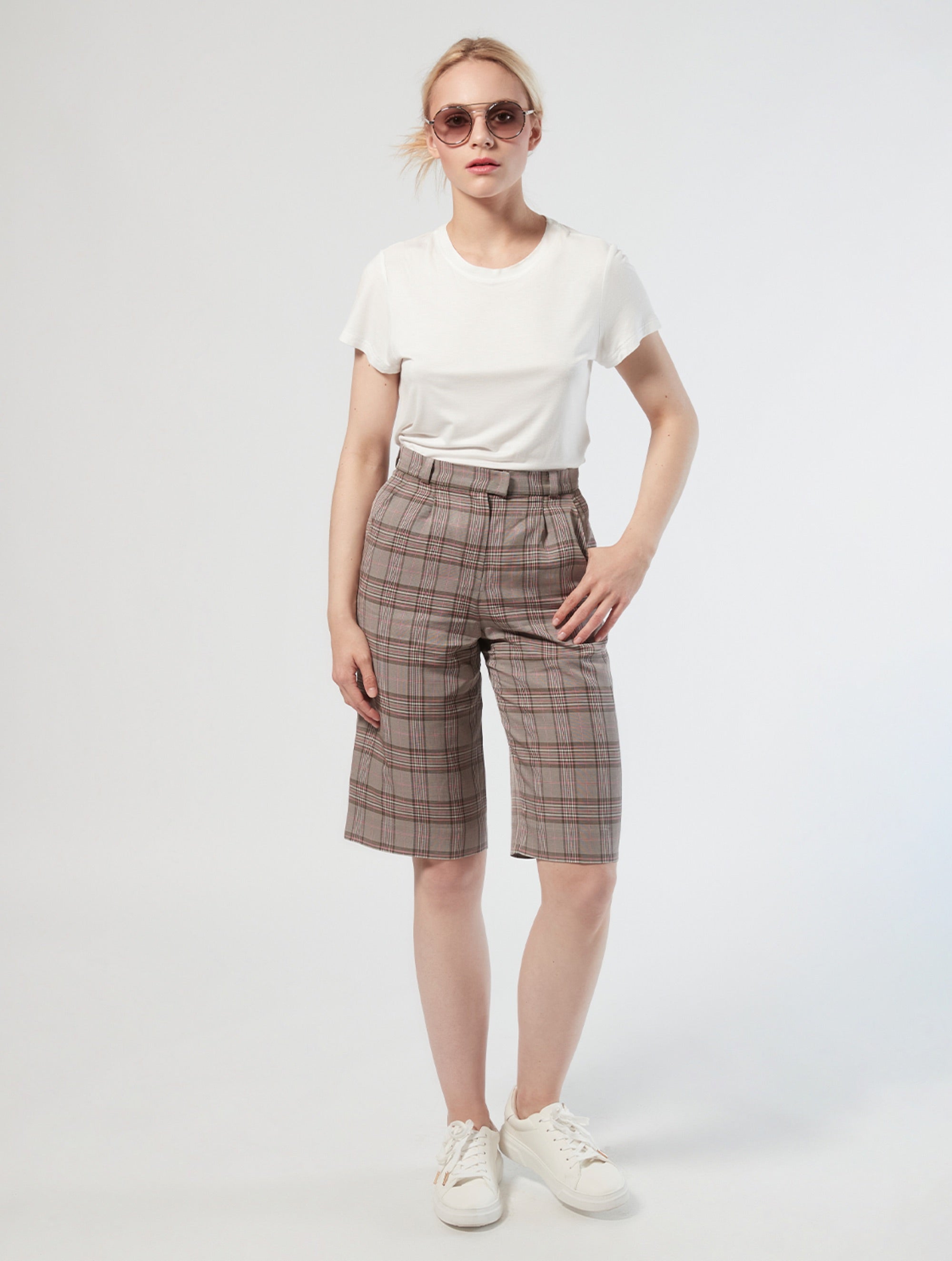 Bermuda aus weichem Viskose-Leinen-Mix in elegantem High-Waist Schnitt, seitlichen Eingriffstaschen und langen Abnähern auf der Vorderseite