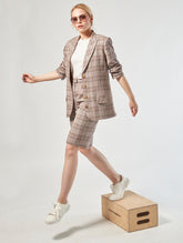 Bermuda aus weichem Viskose-Leinen-Mix in elegantem High-Waist Schnitt, seitlichen Eingriffstaschen und langen Abnähern auf der Vorderseite