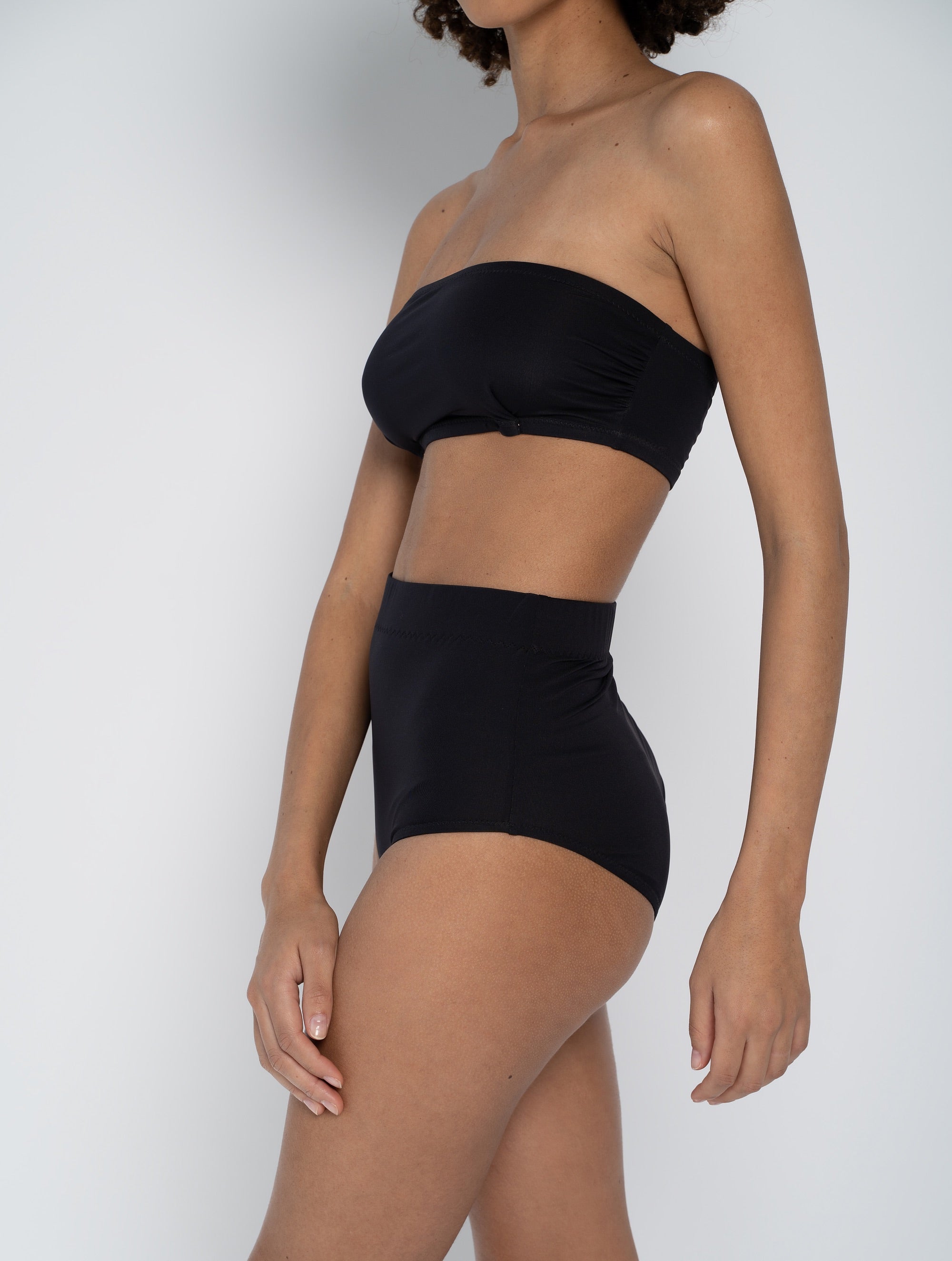 Schwarzer Bandeau Bikini mit hohem Taillienhöschen aus recyceltem Lycra