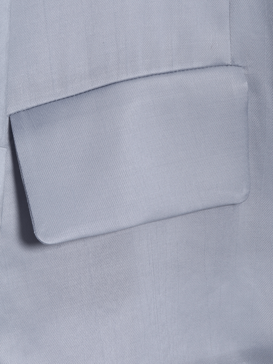 Locker geschnittener Blazer aus fließendem Cupro Stoff, aufgesetzten Taschen und hohem Schlitz am Rücken
