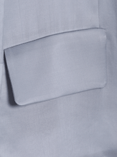 Locker geschnittener Blazer aus fließendem Cupro Stoff, aufgesetzten Taschen und hohem Schlitz am Rücken