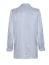 Locker geschnittener Blazer aus fließendem Cupro Stoff, aufgesetzten Taschen und hohem Schlitz am Rücken