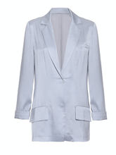 Locker geschnittener Blazer aus fließendem Cupro Stoff, aufgesetzten Taschen und hohem Schlitz am Rücken