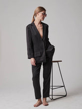 Locker geschnittener Blazer aus fließendem Tencel, aufgesetzten Taschen und einem hohen Schlitz am Rücken