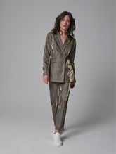 Blazer aus einer abgetragenen Tartanbahn gefertigt, beschichtet mit einem speziellen glänzenden Lurex-Material, sowie 2 Schlitzen an der Rückseite