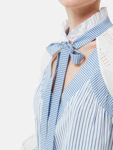 Gerade geschnittene Bluse mit nachhaltigem Design. Hergestellt aus Baumwollstoffen mit verschiedenen Streifen.