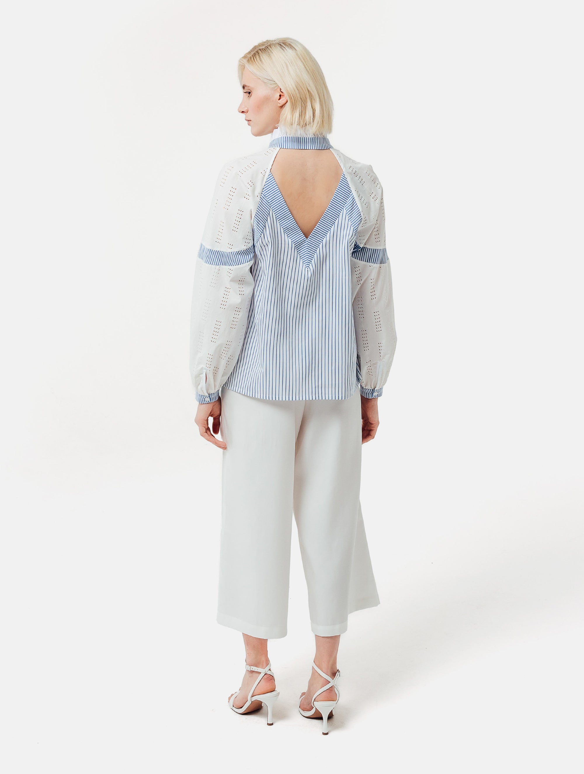 Gerade geschnittene Bluse mit nachhaltigem Design. Hergestellt aus Baumwollstoffen mit verschiedenen Streifen.