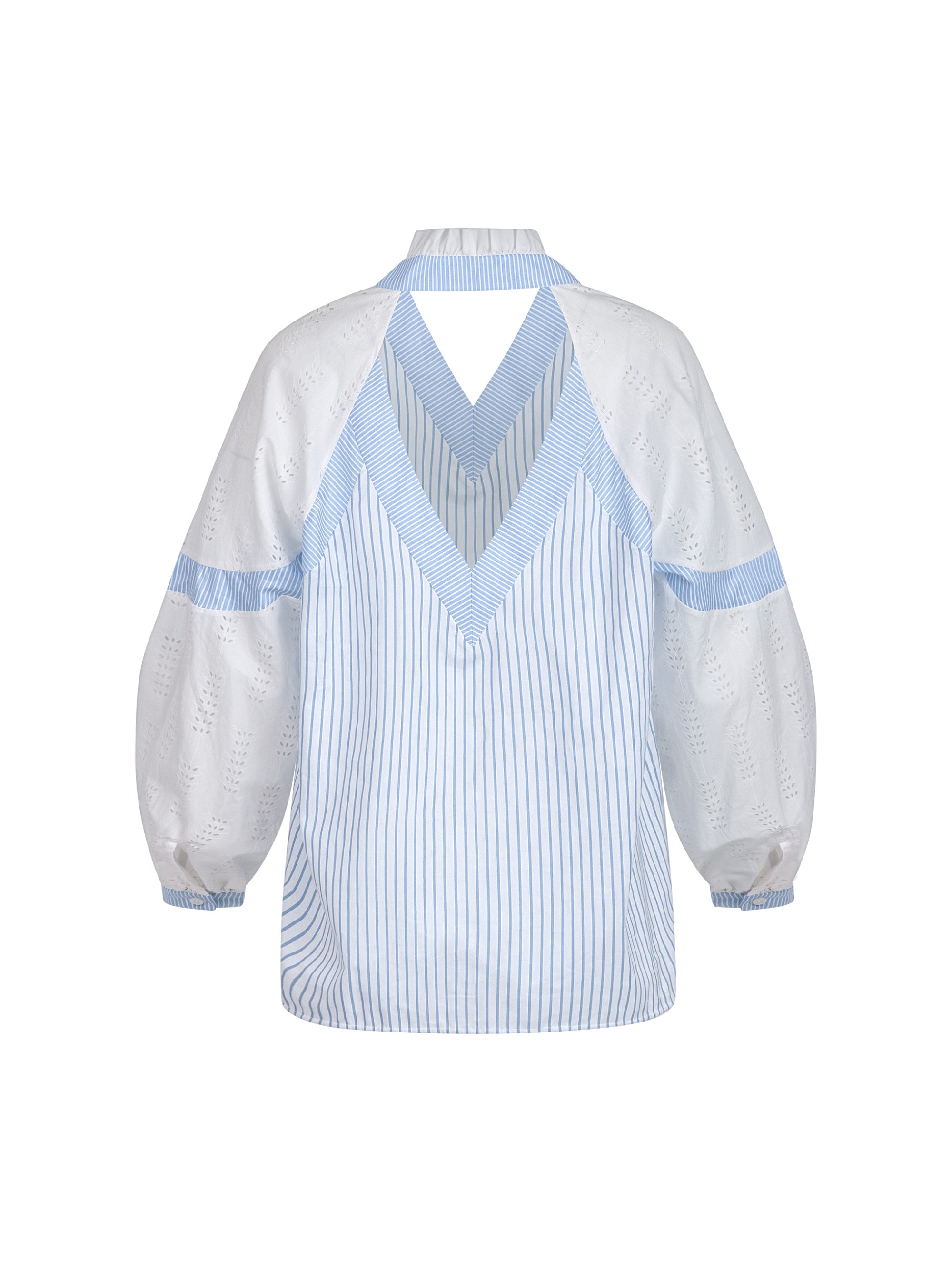Gerade geschnittene Bluse mit nachhaltigem Design. Hergestellt aus Baumwollstoffen mit verschiedenen Streifen.