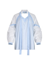 Gerade geschnittene Bluse mit nachhaltigem Design. Hergestellt aus Baumwollstoffen mit verschiedenen Streifen.