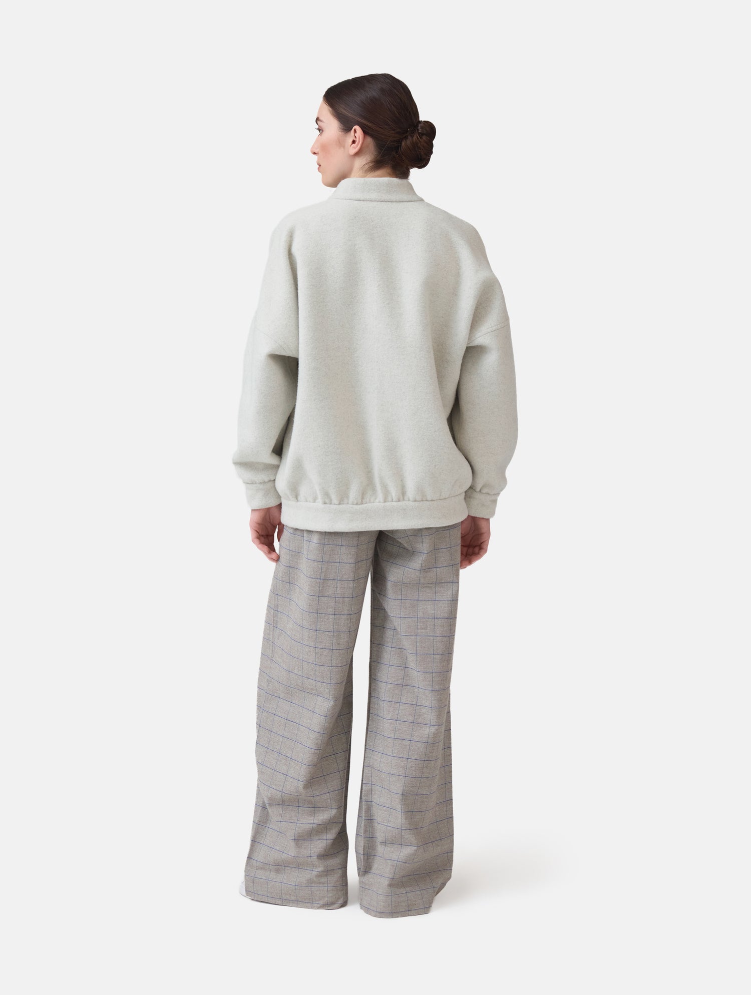 Wendbare Blousonjacke aus hochwertiger Merinowolle mit Stehkragen, Bündchen an den Ärmelenden und am Saumende, sowie seitlichen Leistentaschen auf der helleren Seite und großen aufgesetzten Taschen auf der dunkleren Seite. Dieses Modell ist Teil unserer REBORN-Linie und steht für unsere &quot;Zero-Waste-Politik&quot;, da mit Stoff aus Altbestand gefertigt.