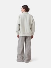 Wendbare Blousonjacke aus hochwertiger Merinowolle mit Stehkragen, Bündchen an den Ärmelenden und am Saumende, sowie seitlichen Leistentaschen auf der helleren Seite und großen aufgesetzten Taschen auf der dunkleren Seite. Dieses Modell ist Teil unserer REBORN-Linie und steht für unsere "Zero-Waste-Politik", da mit Stoff aus Altbestand gefertigt.