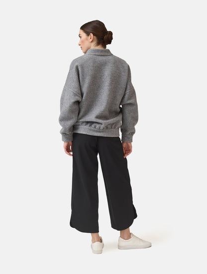 Wendbare Blousonjacke aus hochwertiger Merinowolle mit Stehkragen, Bündchen an den Ärmelenden und am Saumende, sowie seitlichen Leistentaschen auf der helleren Seite und großen aufgesetzten Taschen auf der dunkleren Seite. Dieses Modell ist Teil unserer REBORN-Linie und steht für unsere &quot;Zero-Waste-Politik&quot;, da mit Stoff aus Altbestand gefertigt.