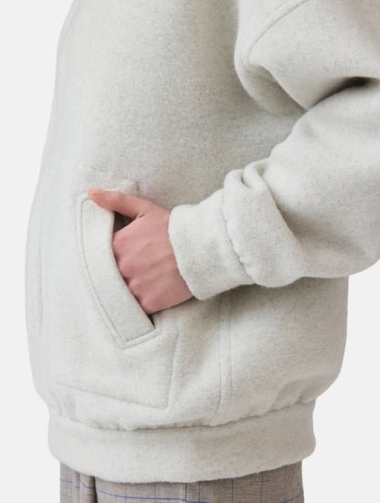 Wendbare Blousonjacke aus hochwertiger Merinowolle mit Stehkragen, Bündchen an den Ärmelenden und am Saumende, sowie seitlichen Leistentaschen auf der helleren Seite und großen aufgesetzten Taschen auf der dunkleren Seite. Dieses Modell ist Teil unserer REBORN-Linie und steht für unsere &quot;Zero-Waste-Politik&quot;, da mit Stoff aus Altbestand gefertigt.