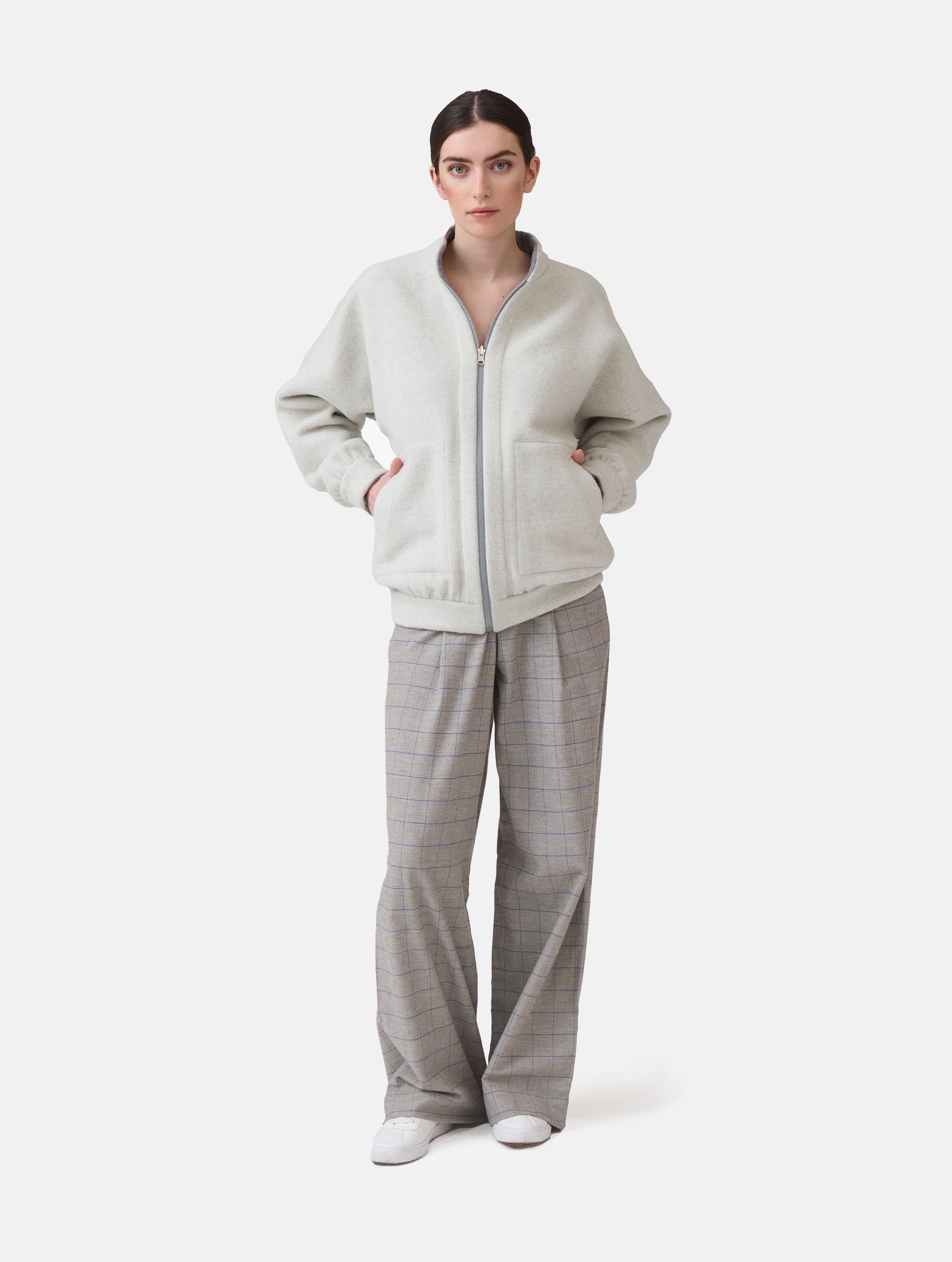 Wendbare Blousonjacke aus hochwertiger Merinowolle mit Stehkragen, Bündchen an den Ärmelenden und am Saumende, sowie seitlichen Leistentaschen auf der helleren Seite und großen aufgesetzten Taschen auf der dunkleren Seite. Dieses Modell ist Teil unserer REBORN-Linie und steht für unsere &quot;Zero-Waste-Politik&quot;, da mit Stoff aus Altbestand gefertigt.