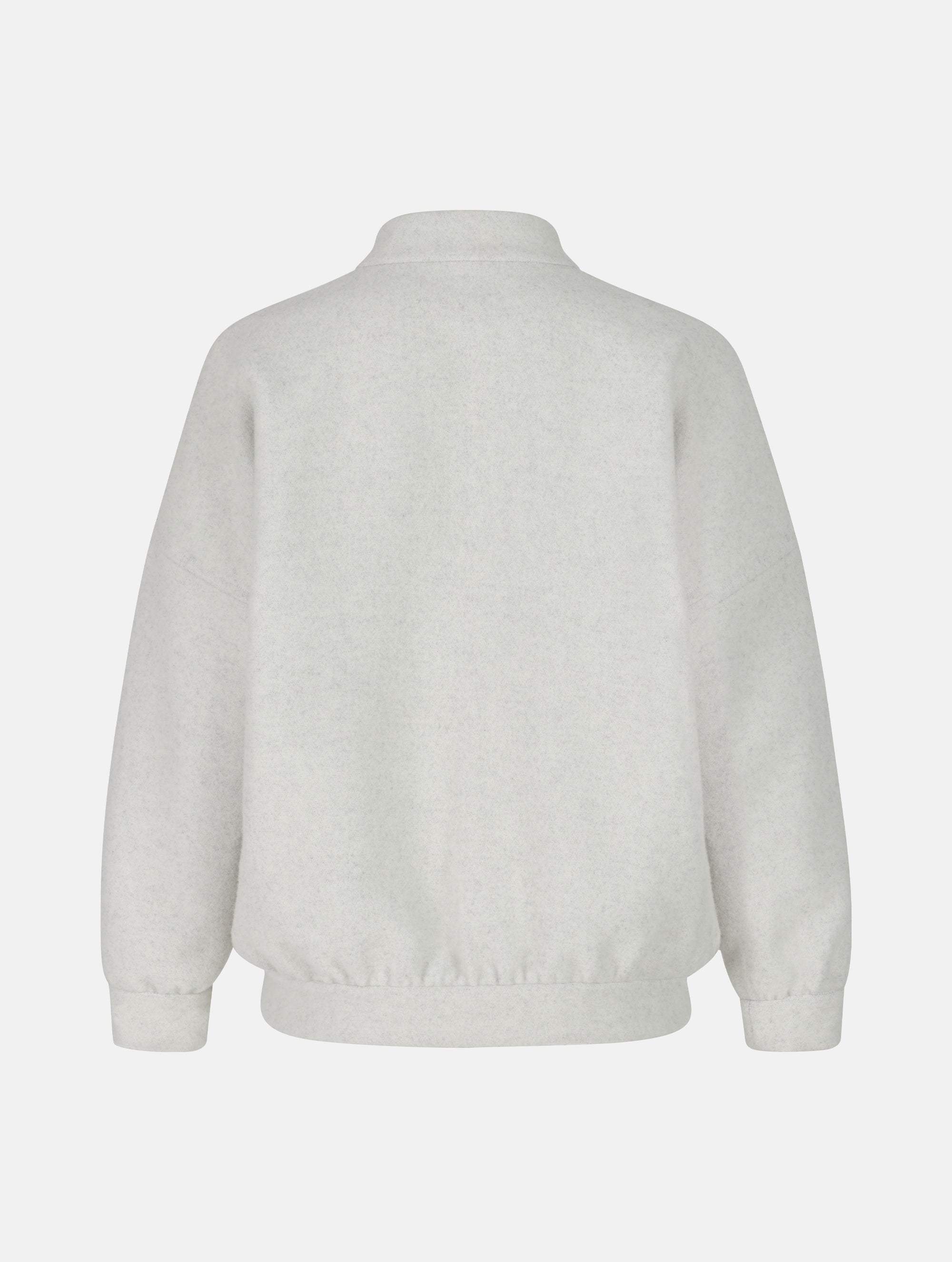 Wendbare Blousonjacke aus hochwertiger Merinowolle mit Stehkragen, Bündchen an den Ärmelenden und am Saumende, sowie seitlichen Leistentaschen auf der helleren Seite und großen aufgesetzten Taschen auf der dunkleren Seite. Dieses Modell ist Teil unserer REBORN-Linie und steht für unsere "Zero-Waste-Politik", da mit Stoff aus Altbestand gefertigt.