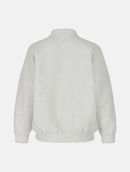 Wendbare Blousonjacke aus hochwertiger Merinowolle mit Stehkragen, Bündchen an den Ärmelenden und am Saumende, sowie seitlichen Leistentaschen auf der helleren Seite und großen aufgesetzten Taschen auf der dunkleren Seite. Dieses Modell ist Teil unserer REBORN-Linie und steht für unsere &quot;Zero-Waste-Politik&quot;, da mit Stoff aus Altbestand gefertigt.