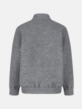 Wendbare Blousonjacke aus hochwertiger Merinowolle mit Stehkragen, Bündchen an den Ärmelenden und am Saumende, sowie seitlichen Leistentaschen auf der helleren Seite und großen aufgesetzten Taschen auf der dunkleren Seite. Dieses Modell ist Teil unserer REBORN-Linie und steht für unsere "Zero-Waste-Politik", da mit Stoff aus Altbestand gefertigt.