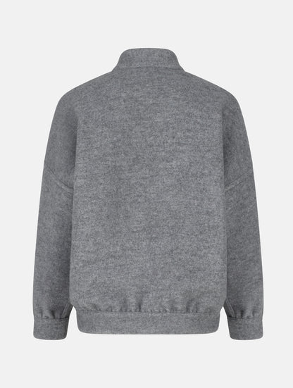 Wendbare Blousonjacke aus hochwertiger Merinowolle mit Stehkragen, Bündchen an den Ärmelenden und am Saumende, sowie seitlichen Leistentaschen auf der helleren Seite und großen aufgesetzten Taschen auf der dunkleren Seite. Dieses Modell ist Teil unserer REBORN-Linie und steht für unsere &quot;Zero-Waste-Politik&quot;, da mit Stoff aus Altbestand gefertigt.