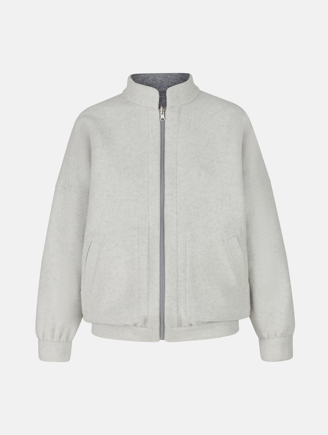 Wendbare Blousonjacke aus hochwertiger Merinowolle mit Stehkragen, Bündchen an den Ärmelenden und am Saumende, sowie seitlichen Leistentaschen auf der helleren Seite und großen aufgesetzten Taschen auf der dunkleren Seite. Dieses Modell ist Teil unserer REBORN-Linie und steht für unsere &quot;Zero-Waste-Politik&quot;, da mit Stoff aus Altbestand gefertigt.