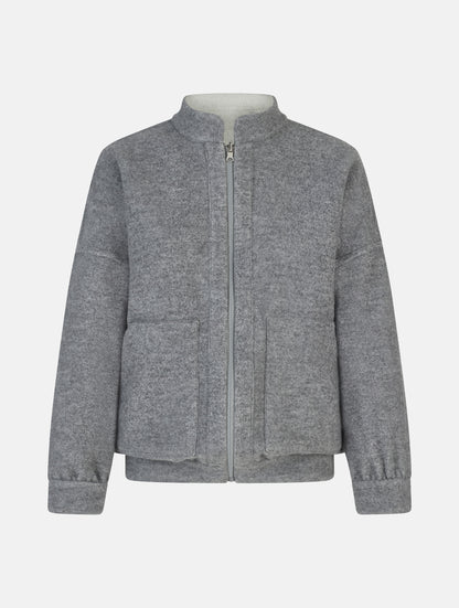 Wendbare Blousonjacke aus hochwertiger Merinowolle mit Stehkragen, Bündchen an den Ärmelenden und am Saumende, sowie seitlichen Leistentaschen auf der helleren Seite und großen aufgesetzten Taschen auf der dunkleren Seite. Dieses Modell ist Teil unserer REBORN-Linie und steht für unsere &quot;Zero-Waste-Politik&quot;, da mit Stoff aus Altbestand gefertigt.
