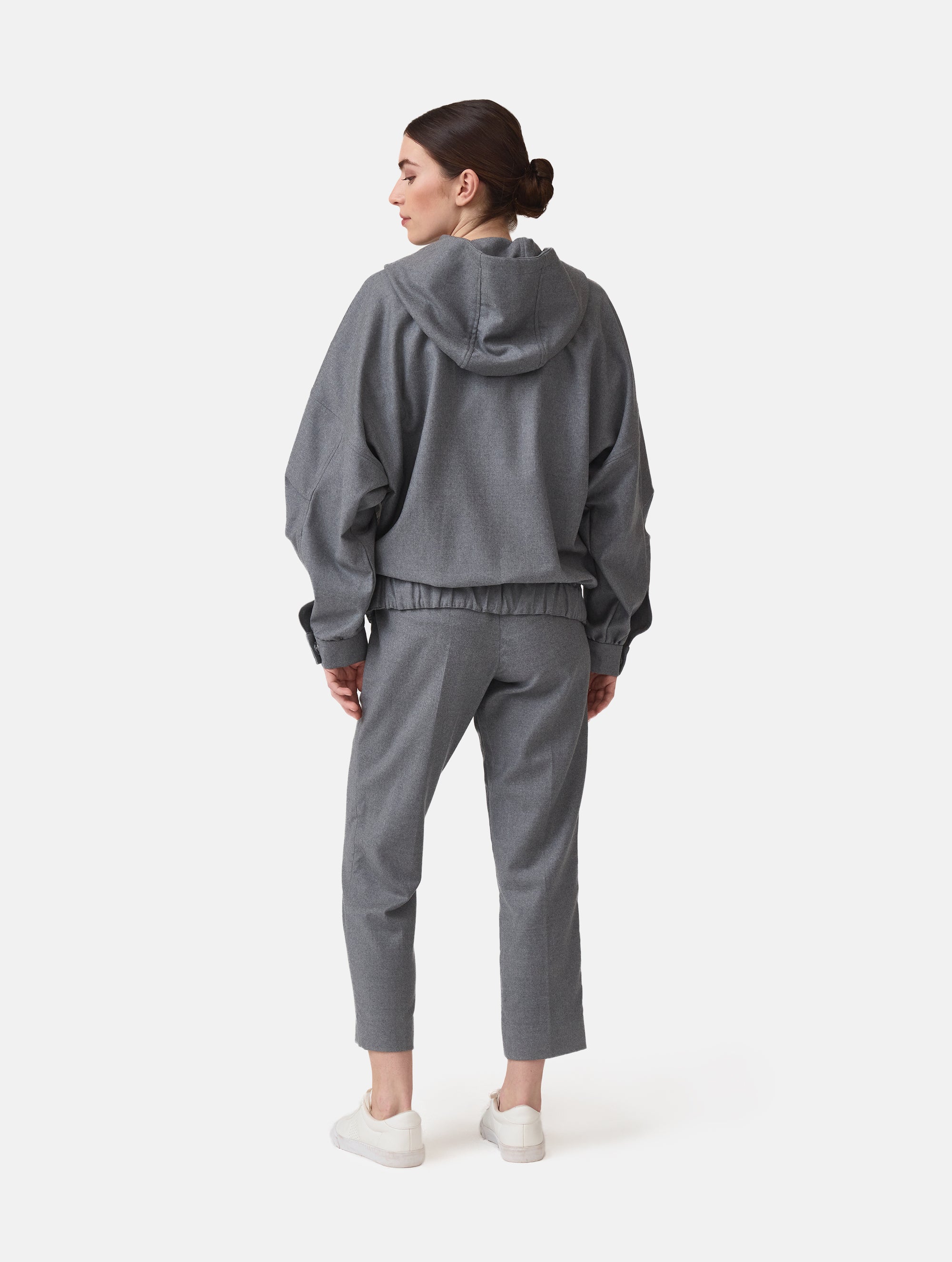 Locker geschnittene Blousonjacke mit Kapuze und Reißverschluss, sowie dreiecksförmiger Kängurutasche im Vorderteil und elastischem Bündchen am Saumende. Dieses Modell ist Teil unserer REBORN-Linie und steht für unsere &quot;Zero-Waste-Politik&quot;, da mit Stoff aus Altbestand gefertigt.
