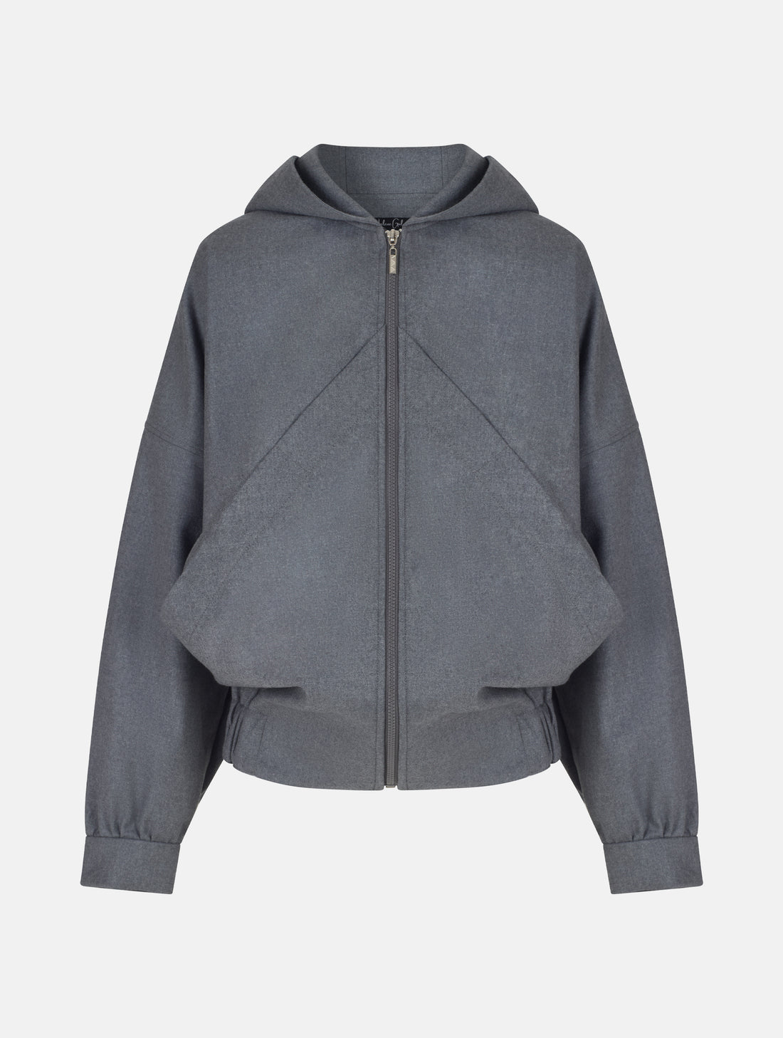Locker geschnittene Blousonjacke mit Kapuze und Reißverschluss, sowie dreiecksförmiger Kängurutasche im Vorderteil und elastischem Bündchen am Saumende. Dieses Modell ist Teil unserer REBORN-Linie und steht für unsere &quot;Zero-Waste-Politik&quot;, da mit Stoff aus Altbestand gefertigt.