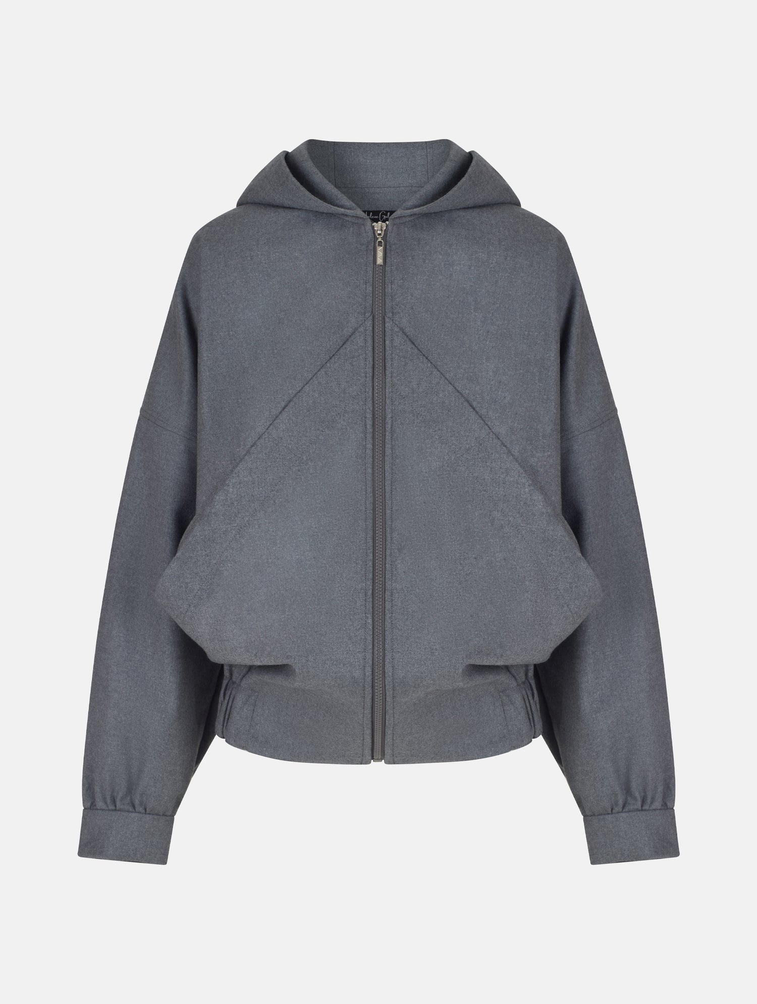 Locker geschnittene Blousonjacke mit Kapuze und Reißverschluss, sowie dreiecksförmiger Kängurutasche im Vorderteil und elastischem Bündchen am Saumende. Dieses Modell ist Teil unserer REBORN-Linie und steht für unsere &quot;Zero-Waste-Politik&quot;, da mit Stoff aus Altbestand gefertigt.